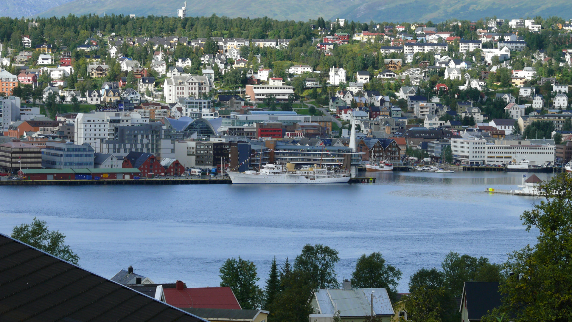 Tromsø havn en sommerdag, med båter og fjell i bakgrunnen