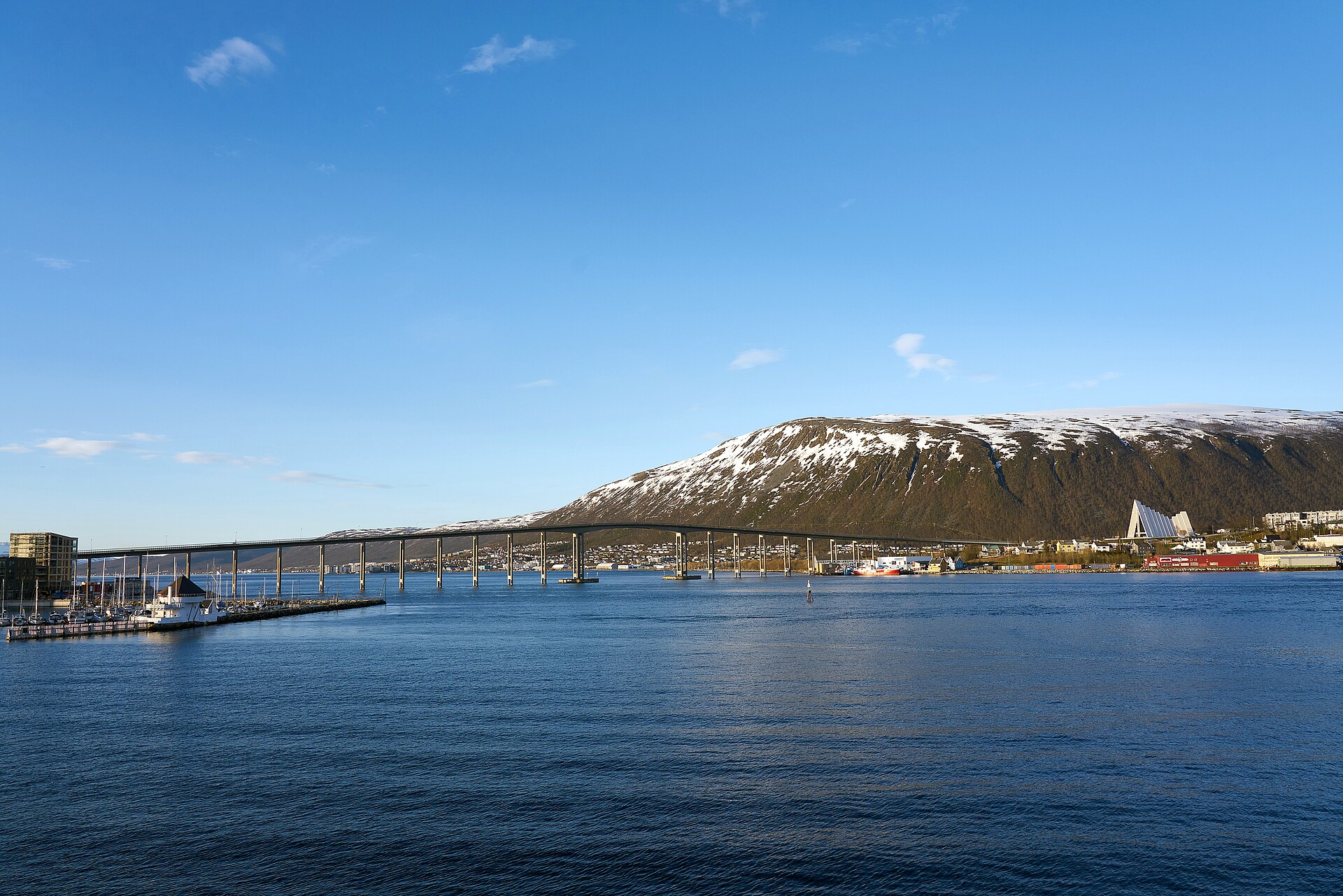 Tromsøbrua med Ishavskatedralen og havna i Tromsø