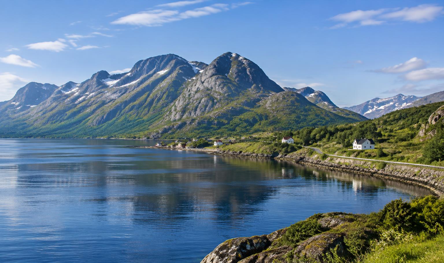 Fjord, fjell og kystvei på Ringvassøy