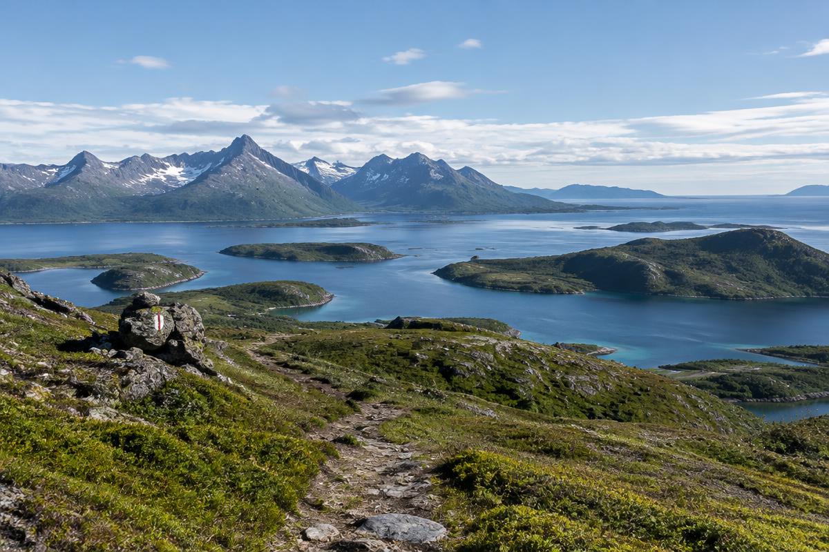 Fjellsti med utsikt over øyene utenfor Ringvassøy