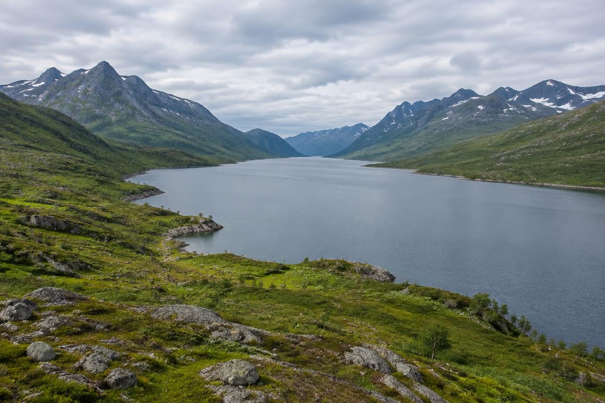 Skogsfjordvatnet mellom fjellene på Ringvassøy